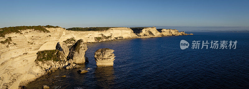 Bonifacio的白色石灰岩悬崖和著名的，风景如画的科西嘉“le grain de sable”岩层，法国。